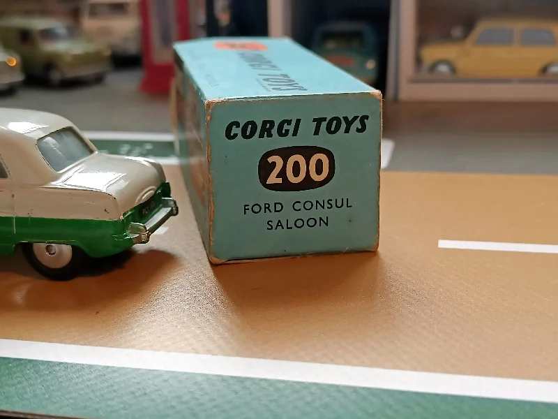 Collectible Train Set with a Steam Locomotive, Passenger Cars, and Track Accessories200 Ford Consul late edition *with original box*