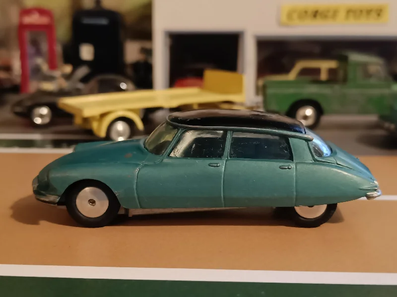 Model Kit of a 1957 Ford Thunderbird for Hobbyists to Assemble and Customize210 Citroen DS19 *early edition*